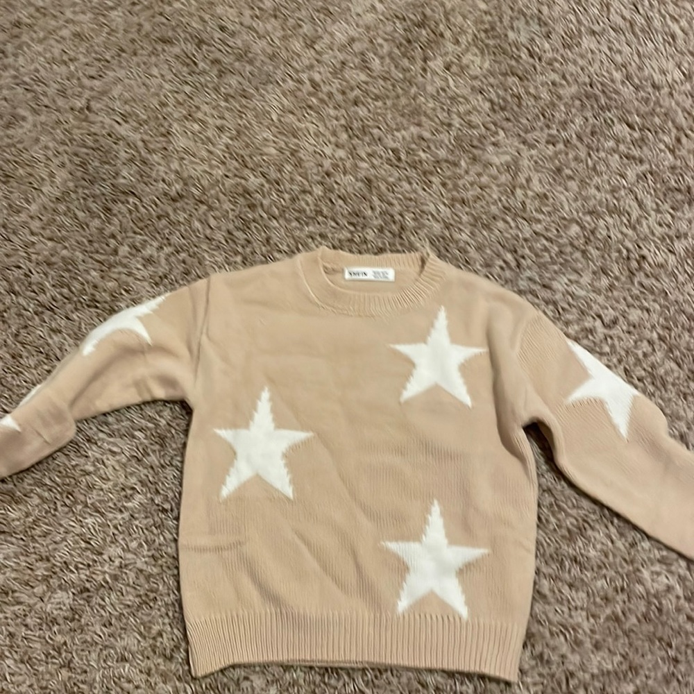 Kids girl sweater. can fit ages 5-7/8 Amazing quality super soft. Not worn.